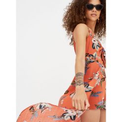Wzorzysty kombinezon ze spódnicą i wiązaniem. Szare kombinezony damskie Pull&Bear. Za 139,00 zł.