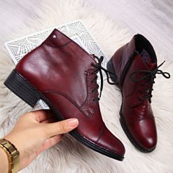 Botki damskie skórzane bordowe Rieker 73420-35. Czerwone botki damskie Rieker, bez obcasa, bez zapięcia. Za 319,99 zł.