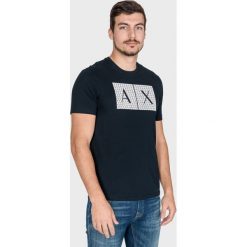 Armani Exchange Koszulka Niebieski. Niebieskie podkoszulki męskie Armani Exchange, l, bez wzorów, z bawełny, z krótkim rękawem. Za 223,95 zł.