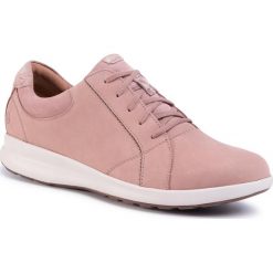 Sneakersy CLARKS - Un Adorn Lace 261487094 Dusty Pink Combi. Różowe półbuty damskie Clarks, na co dzień, bez wzorów, ze skóry, bez obcasa, na płaskiej podeszwie, bez zapięcia. W wyprzedaży za 379,00 zł.
