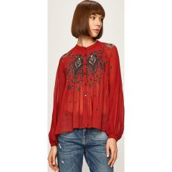 Pepe Jeans - Bluzka Denisse. Czerwone bluzki damskie Pepe Jeans, s, bez wzorów, z poliesteru, z okrągłym kołnierzem, z długim rękawem. W wyprzedaży za 259,90 zł.