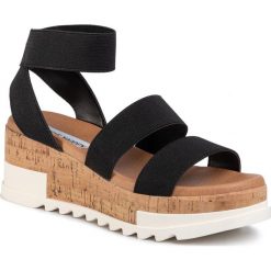 Sandały STEVE MADDEN - Bandi SM11000452-04004-001 Black. Czarne klapki damskie Steve Madden, bez wzorów, z materiału, bez obcasa, na koturnie. W wyprzedaży za 319,00 zł.