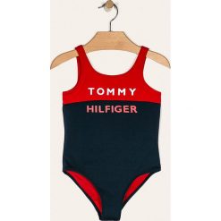 Tommy Hilfiger - Strój kąpielowy dziecięcy 104-164 cm. Czerwone stroje kąpielowe dziewczęce TOMMY HILFIGER, z nadrukiem, z elastanu. Za 179,90 zł.