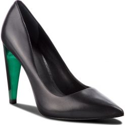 Szpilki GUESS - FLOBA4 LEA08 BLACK. Czarne półbuty damskie marki Guess, z aplikacjami, ze skóry ekologicznej, bez obcasa, na obcasie, bez zapięcia. W wyprzedaży za 379,00 zł.