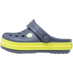 Crocs CROCBAND Sandały kąpielowe navy/volt green. Niebieskie sandały męskie Crocs, z gumy. Za 129,00 zł.