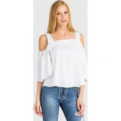BLUZKA RUFINA Guess. Białe bluzki damskie Guess, s, z aplikacjami, z tkaniny, bez kołnierzyka, bez rękawów. Za 319,00 zł.
