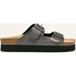 Pepe Jeans - Klapki Oban Remake. Różowe klapki damskie Pepe Jeans, bez wzorów, z jeansu, bez obcasa, na obcasie. Za 259,90 zł.
