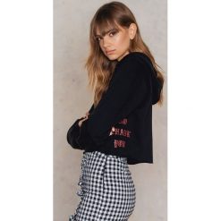 Bluzy damskie: NA-KD Krótka bluza z kapturem No Thank You – Black