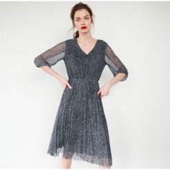 Wzorzysta sukienka midi - Czarny. Czarne sukienki damskie Reserved, s, bez wzorów, bez kołnierzyka, bez rękawów, midi. Za 119,99 zł.