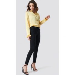 NA-KD Jeansy Skinny Mid Waist - Black. Czarne jeansy damskie marki NA-KD, bez wzorów, z jeansu. Za 141,95 zł.