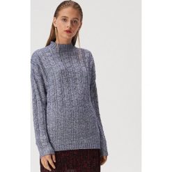 Błyszczący sweter z warkoczowym splotem - Niebieski. Niebieskie swetry damskie Sinsay, s, bez wzorów, ze splotem, bez rękawów, bez kaptura. W wyprzedaży za 24,99 zł.