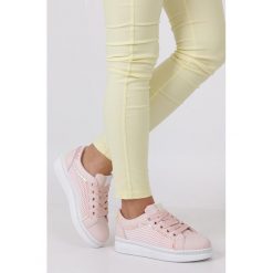 Różowe buty sportowe sneakersy sznurowane z siateczką casu 7-k682c. Różowe buty dziewczęce sportowe Casu, z aplikacjami, ze skóry ekologicznej, na sznurówki. Za 89,99 zł.