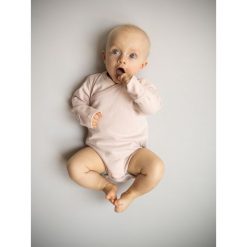 Body ROSE 74. Czerwone body niemowlęce NANAF ORGANIC, bez wzorów, bez rękawów. Za 43,99 zł.