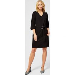 Sukienka z paskiem. Czarne sukienki damskie Moodo, na co dzień, xl, w paski, z elastanu, eleganckie, z dekoltem w serek, bez rękawów, trapezowe. Za 49,99 zł.