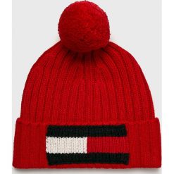 Tommy Hilfiger - Czapka. Czerwone czapki zimowe męskie TOMMY HILFIGER, z bawełny. Za 199,90 zł.