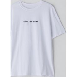 Koszulka oversize z napisem -. Koszulki damskie Cropp, s, z napisami, bez kołnierzyka, bez rękawów. Za 39,99 zł.