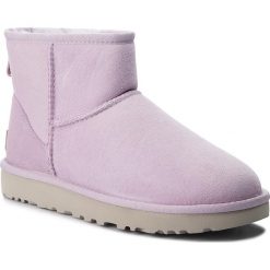 Buty UGG - W Classic Mini II 1016222 W/Lrfg. Fioletowe buty zimowe damskie marki Ugg, ze skóry, na niskim obcasie. Za 709,00 zł.
