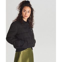Pikowana kurtka bomber - Czarny. Czarne kurtki damskie Cropp, s, bez wzorów, bez kaptura. Za 169,99 zł.