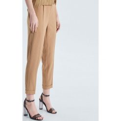 Spodnie tailoring - Beżowy. Brązowe spodnie damskie marki Cropp. Za 79,99 zł.