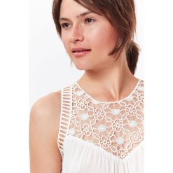 Bluzka bez rękawów z koronkową górą. Białe bluzki damskie Top Secret, bez wzorów, z materiału, eleganckie, bez kołnierzyka, bez rękawów. W wyprzedaży za 39,99 zł.