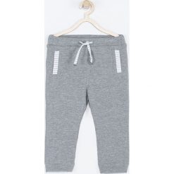 Coccodrillo - Spodnie dziecięce 68-86 cm. Szare spodnie chłopięce COCCODRILLO, bez wzorów, z dzianiny, sportowe. Za 69,90 zł.