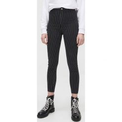 Jeansy skinny z wysokim stanem - Czarny. Czarne jeansy damskie Cropp, bez wzorów, z jeansu, z podwyższonym stanem. Za 79,99 zł.