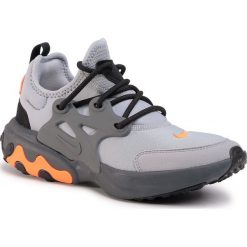 Buty NIKE - React Presto (Gs) BQ4002 010 Wolf Grey/Total Orange. Szare półbuty damskie Nike, z tworzywa sztucznego. W wyprzedaży za 259,00 zł.