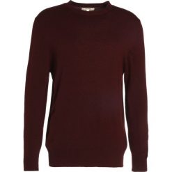 Kardigany męskie: Whyred COIL Sweter dark burgundy