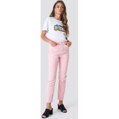 Galore x NA-KD Jeansy Pink Mom - Pink. Różowe jeansy damskie marki Galore x NA-KD, bez wzorów, z jeansu, z podwyższonym stanem. W wyprzedaży za 80,97 zł.