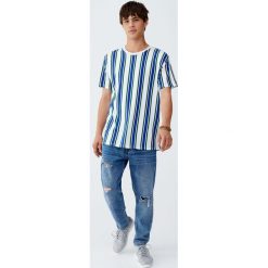 Koszulka w pionowe paski z kontrastowym obszyciem. Białe koszulki męskie Pull&Bear, m, w paski, z kontrastowym kołnierzykiem, z krótkim rękawem, krótkie. Za 49,90 zł.