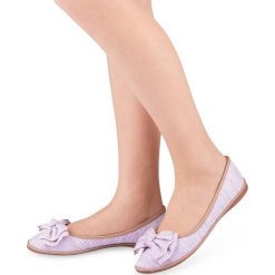 Balerinki damskie Ideal Shoes M-8805 Różowe. Różowe baleriny damskie Ideal Shoes, bez wzorów, z tworzywa sztucznego, klasyczne, bez obcasa, na płaskiej podeszwie. Za 45,00 zł.
