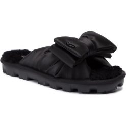 Kapcie UGG - W Lushette Puffer 1106873 Blk. Czarne klapki damskie Ugg, z aplikacjami, z tworzywa sztucznego, bez obcasa. W wyprzedaży za 299,00 zł.