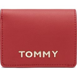 Tommy Hilfiger Portfel Czerwony. Czerwone portfele damskie TOMMY HILFIGER, bez wzorów, z materiału. Za 290,95 zł.