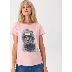 T-shirt z nadrukiem - Różowy. Różowe t-shirty damskie House, s, z nadrukiem, bez kołnierzyka. W wyprzedaży za 19,99 zł.