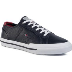 Tenisówki TOMMY HILFIGER - Core Corporate Flag Sneaker FM0FM02593 Desert Sky DW5. Niebieskie półbuty męskie TOMMY HILFIGER, na co dzień, bez wzorów, z gumy, klasyczne, bez zapięcia. Za 449,00 zł.