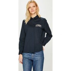 Tommy Hilfiger - Koszula. Niebieskie bluzki damskie TOMMY HILFIGER, na co dzień, z aplikacjami, z elastanu, klasyczne, z klasycznym kołnierzykiem, z długim rękawem. W wyprzedaży za 199,90 zł.