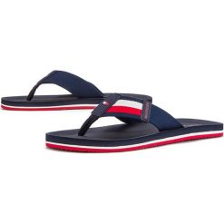 TOMMY HILFIGER SPORTY CORPORATE BEACH > FM0FM02754-DW5. Klapki męskie TOMMY HILFIGER, w paski, z gumy. W wyprzedaży za 139,99 zł.