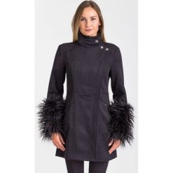 PŁASZCZ Armani Exchange. Czarne kurtki damskie Armani Exchange, s, z aplikacjami, z dzianiny, bez kaptura. Za 947,40 zł.