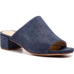 Klapki CLARKS - Orabella Daisy 261388884 Navy Interest. Niebieskie klapki damskie marki Clarks, bez wzorów, ze skóry, bez obcasa, na obcasie. Za 349,00 zł.