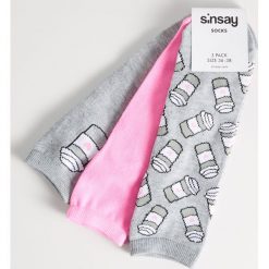Skarpetki - Jasny szary. Szare skarpetki damskie Sinsay, bez wzorów. Za 9,99 zł.