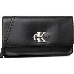 Torebka CALVIN KLEIN JEANS - Convertible Clutch K60K606847 BDS. Czarne listonoszki damskie Calvin Klein Jeans, bez wzorów, z jeansu, bez dodatków. Za 579,00 zł.