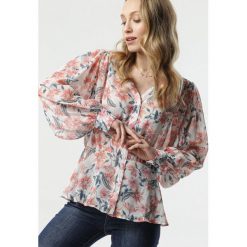 Biała Koszula Ilayda. Białe bluzki damskie Born2be, s, w kwiaty, eleganckie, bez kołnierzyka, z długim rękawem. Za 79,99 zł.