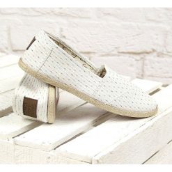 Kremowe espadryle dziewczęce Wishot 31. Białe trampki dziewczęce Wishot, bez wzorów, bez zapięcia. Za 19,95 zł.
