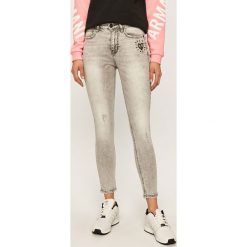 Desigual - Jeansy KASANDRA. Białe jeansy damskie Desigual. Za 399,90 zł.