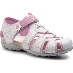 Sandały GEOX - J S.Roxanne B J92D9B 00415 C0406 D White/Pink. Różowe sandały dziewczęce Geox, ze skóry ekologicznej, bez zapięcia. W wyprzedaży za 199,00 zł.