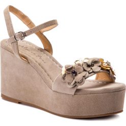 Sandały ALMA EN PENA - V19407 Suede Taupe. Pomarańczowe klapki damskie Alma en Pena, bez wzorów, ze skóry, bez obcasa, na obcasie. W wyprzedaży za 349,00 zł.