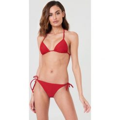 NA-KD Swimwear Dół bikini Triangle - Red. Czerwone bikini NA-KD Swimwear, w paski. Za 32,00 zł.