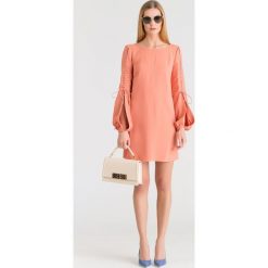 Różowa sukienka Elisabetta Franchi z ozdobnymi wiązaniami - Pąsowy Róż. Różowe sukienki damskie Elisabetta Franchi, na co dzień, z haftami, eleganckie, z okrągłym kołnierzem, bez rękawów, długie, mini. Za 999,50 zł.