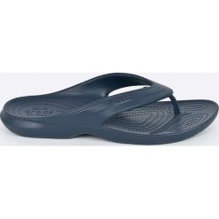 Crocs - Japonki. Niebieskie klapki damskie Crocs, bez wzorów, z materiału, bez obcasa, na obcasie. W wyprzedaży za 69,90 zł.