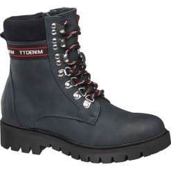 Granatowe trapery damskie Tom Tailor z naszywką Tom Tailor granatowe. Niebieskie trapery damskie Tom Tailor, z materiału, bez obcasa, na sznurówki. Za 299,90 zł.